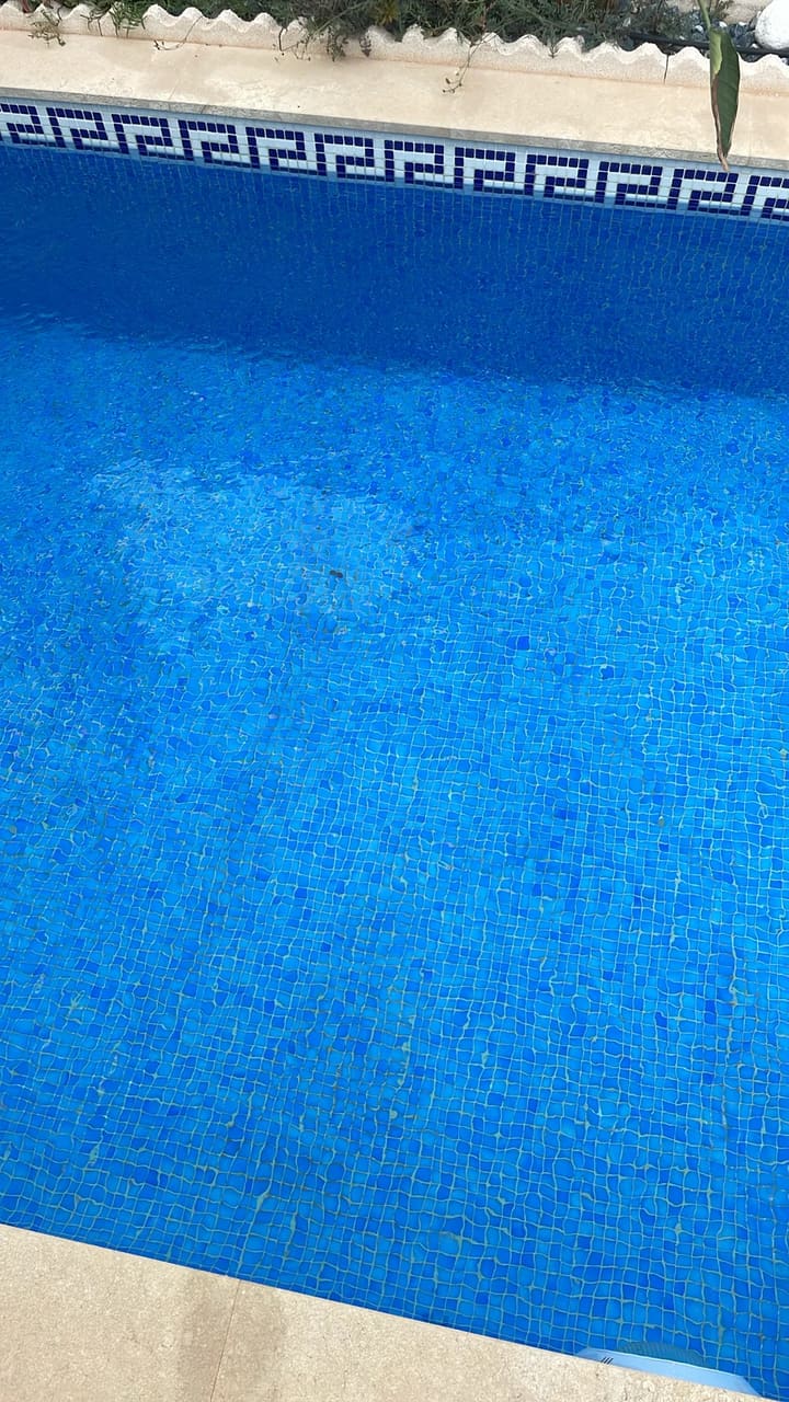 Before: Pool floor had scattered debris