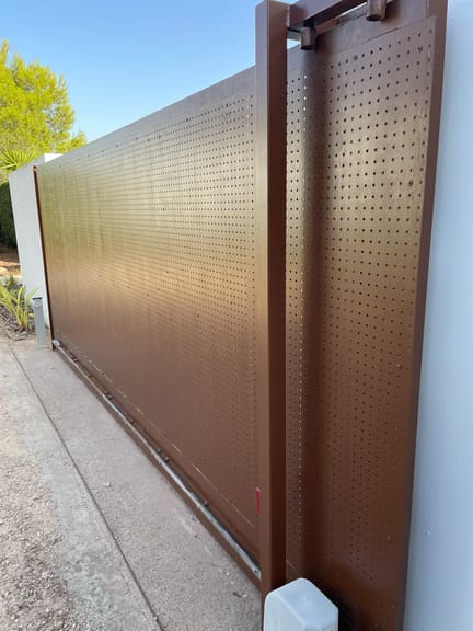 Sliding gate painted, service complete