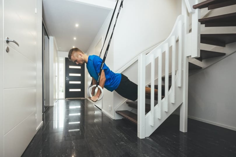 FitWood_OLYMPIC_GYM_RINGS_white_wood_black_straps_push_up_row_on_stairs