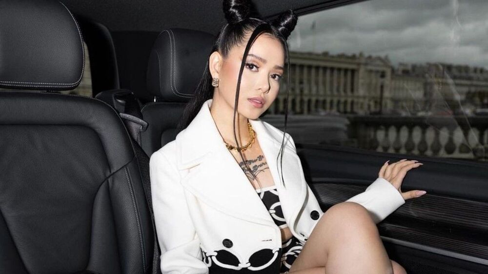 Bella Poarch shared a photo in the car with a new hairstyle