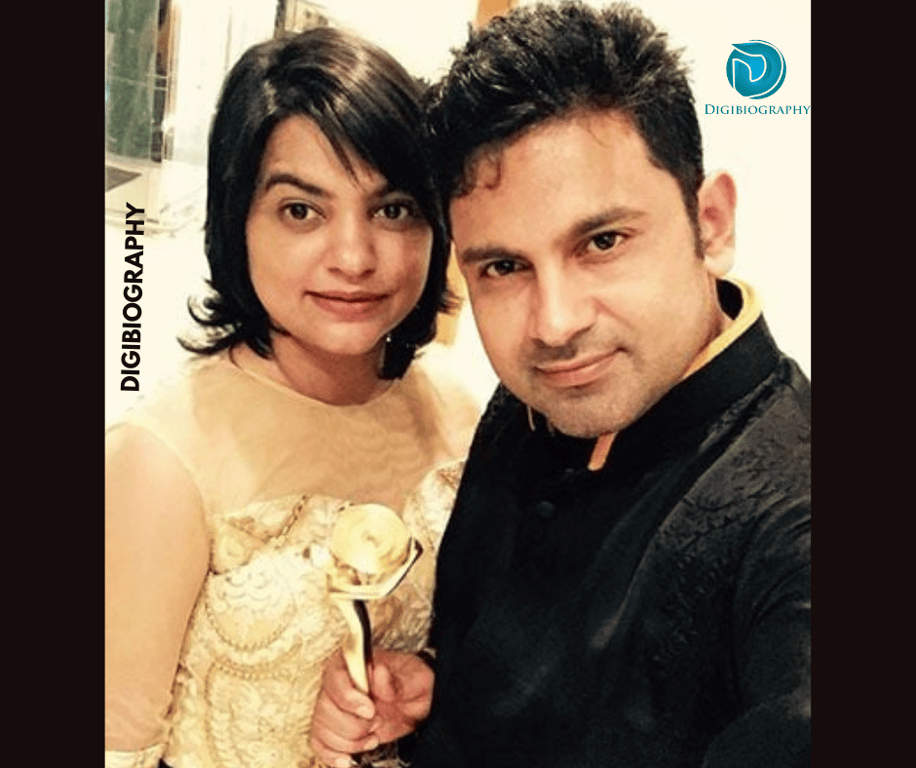 Manoj Muntashir click a picture with her wife Neelam Muntashir