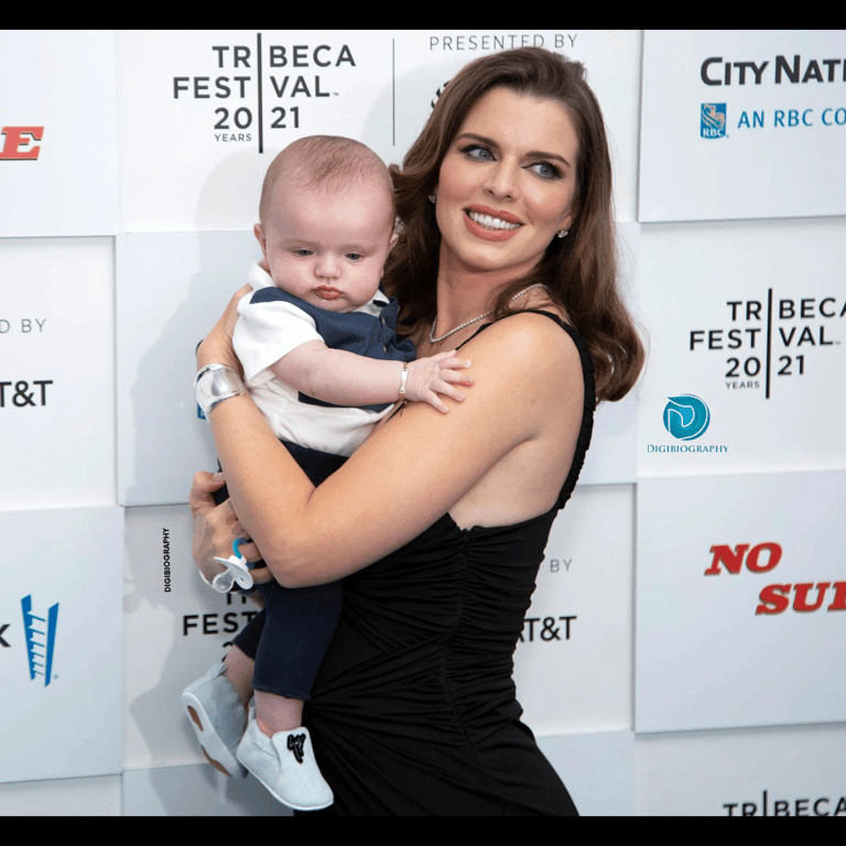 Julia Fox clicks pictures with her son