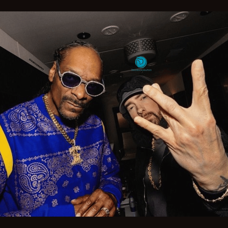 Eminem click a picture with Snoop Dogg