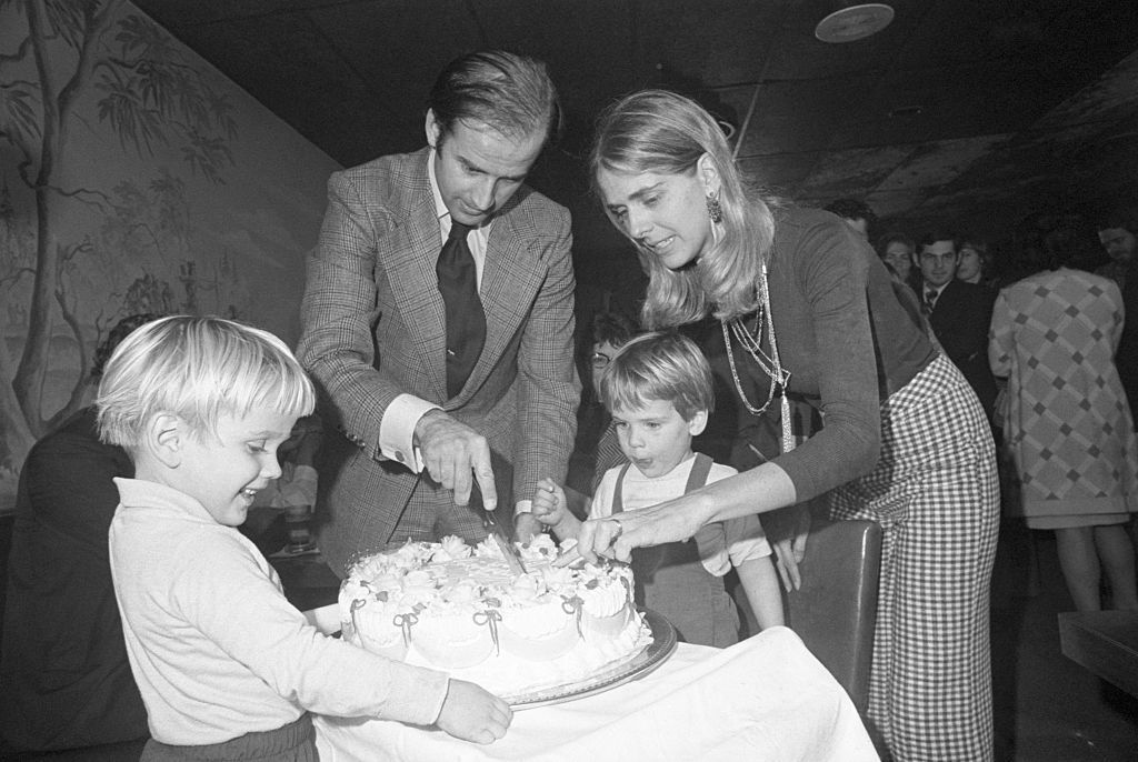 Neilia Hunter cutting a cake on their daughter's birthday with her husband