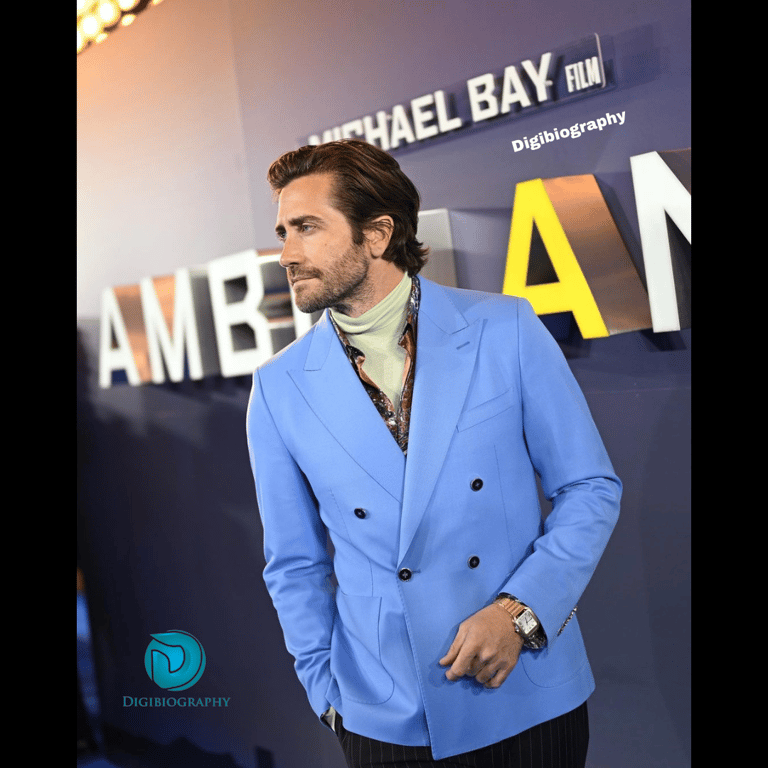 Jake Gyllenhaal wearing a blue blazer while attending an award show