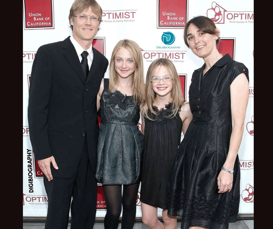 Elle Fanning family picture