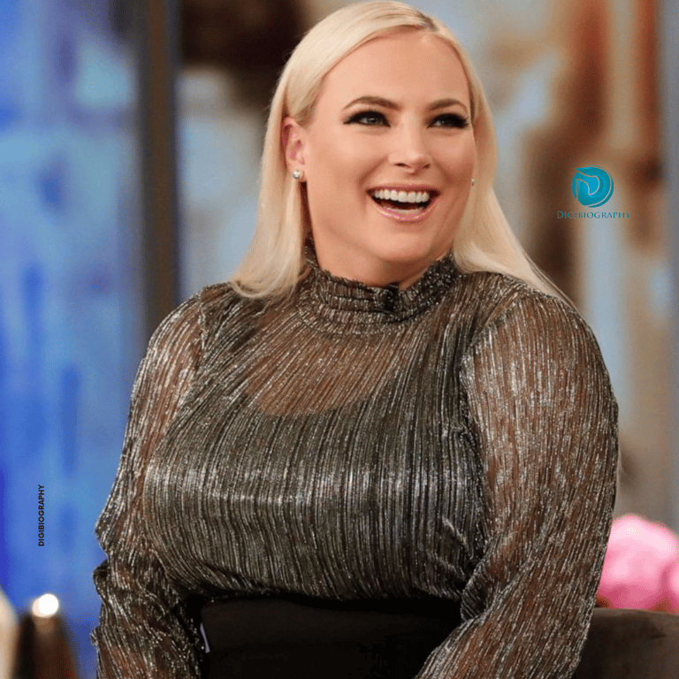 Meghan McCain sitting on the chair and gives a smile