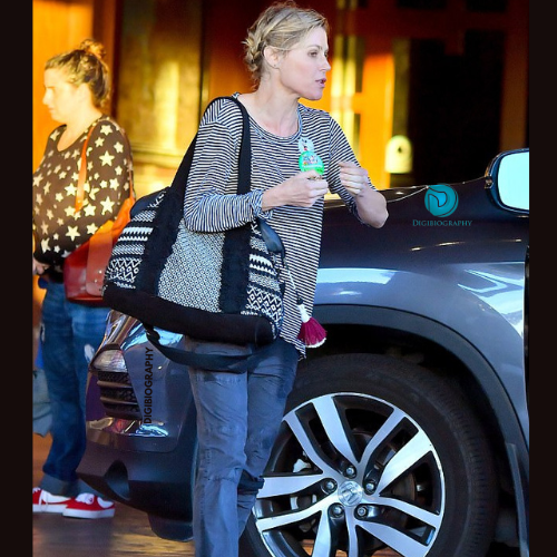 Julie Bowen takes her bag and stand next to her car