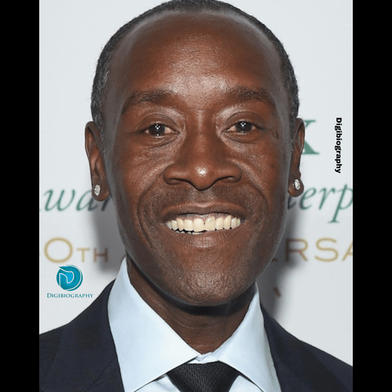 Don Cheadle wears black suit in the award show 