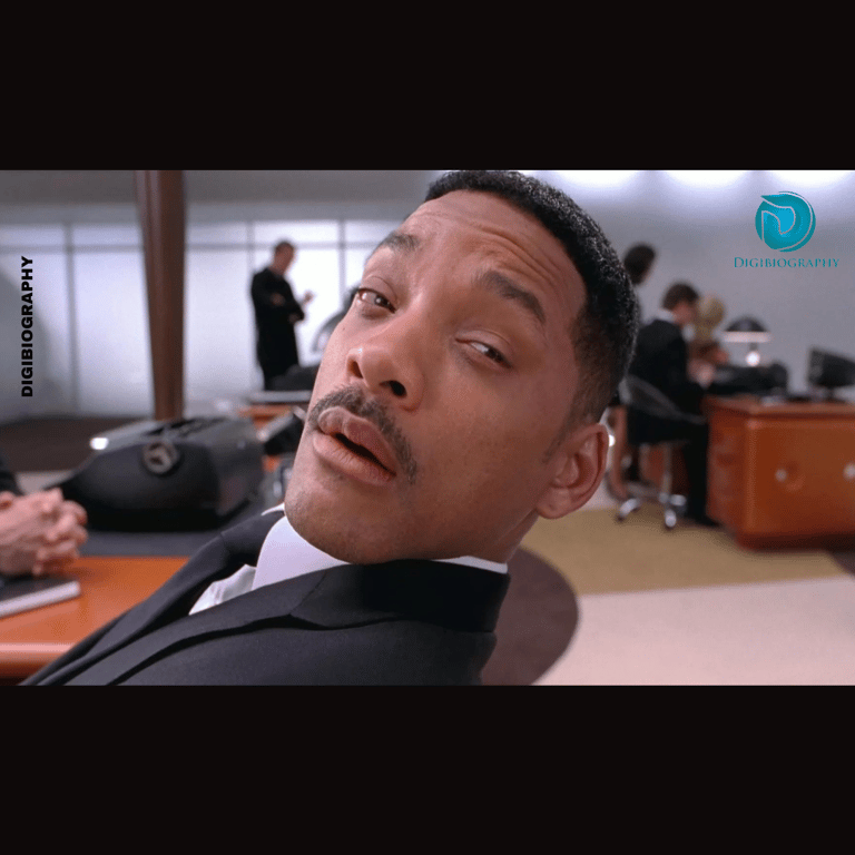 Will Smith wears a black suit in the man in black movie photo