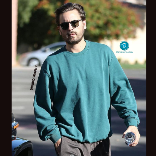 Scott Disick wearing a green full-slip t-shirt and take a water bottle