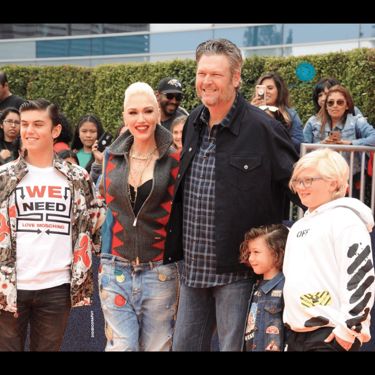 Blake Shelton attends a faction with her wife and kids