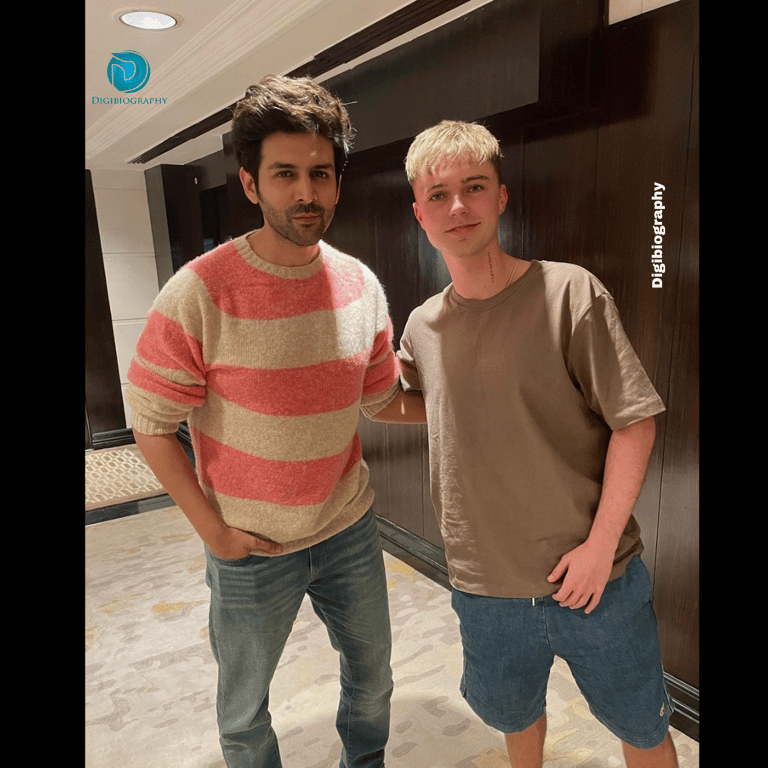 HRVY stands with the kartik aryan in the lobby