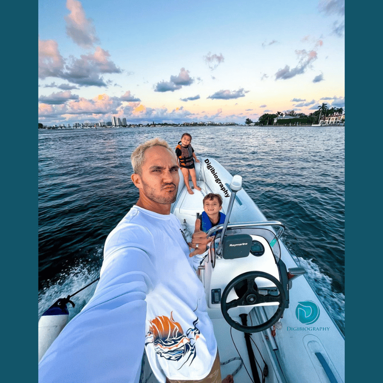 Carlos PenaVega had fun with the children in the boat in the sea