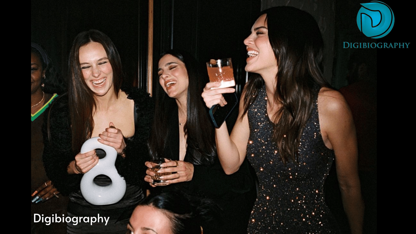 Kendall Jenner having fun with their friend in the club