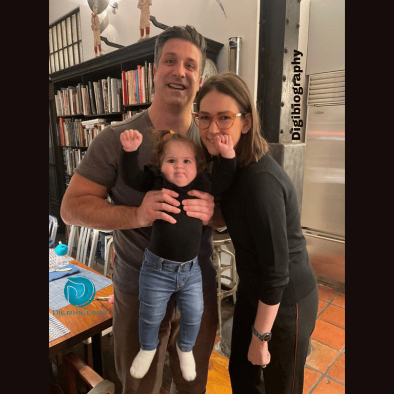  Jessica Tarlov had a photo with the husband and son in the library