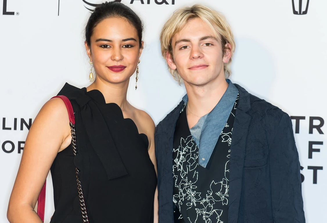 Courtney Eaton attends a award show with the guy while wearing a black dress