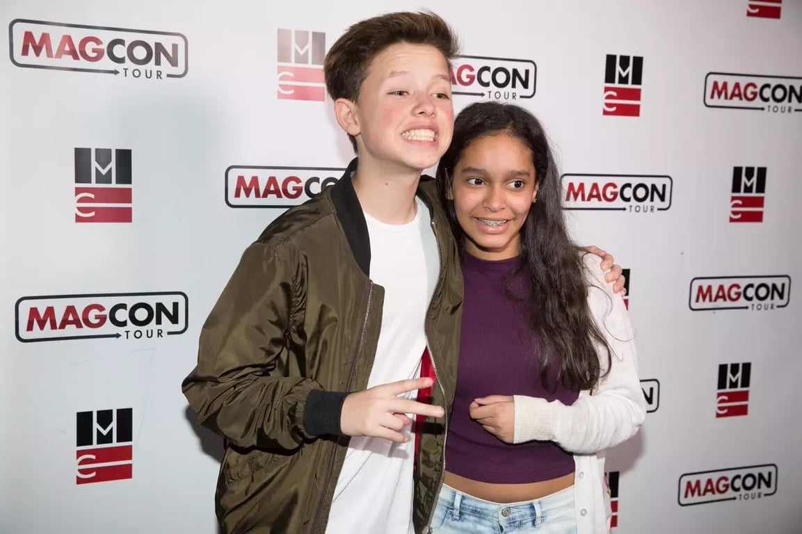 One of Jacob's fans had a pic with Jacob in front of the media.