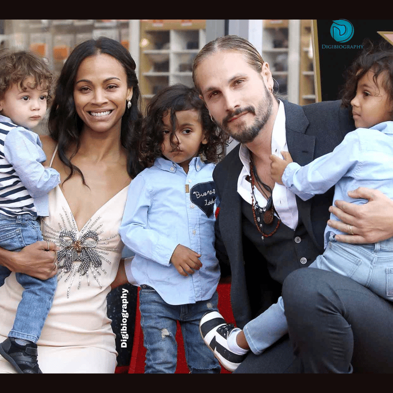 Zoe Saldana click a picture with her family