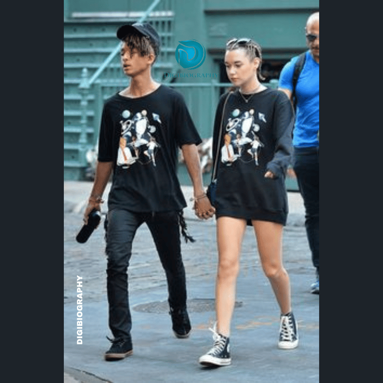 Jaden Smith walking with her girlfriend and wears a black t-shirt and black pent