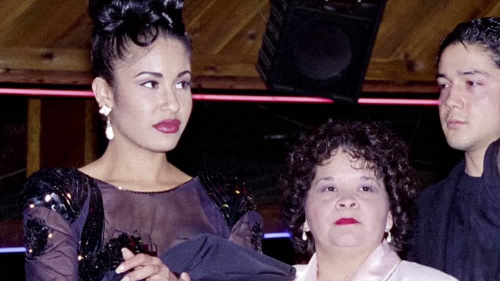 Yolanda Saldívar with Selena in Function