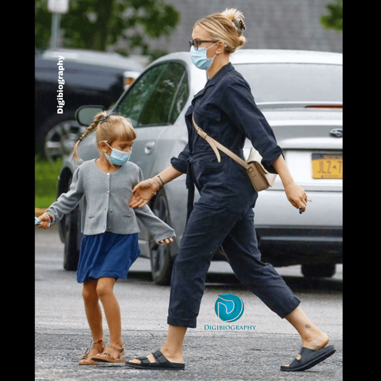 Scarlett Johansson walking on the road with the daughter