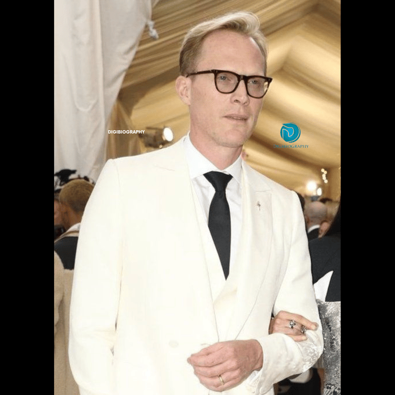 Paul bettany injoy in party and wears a white coat