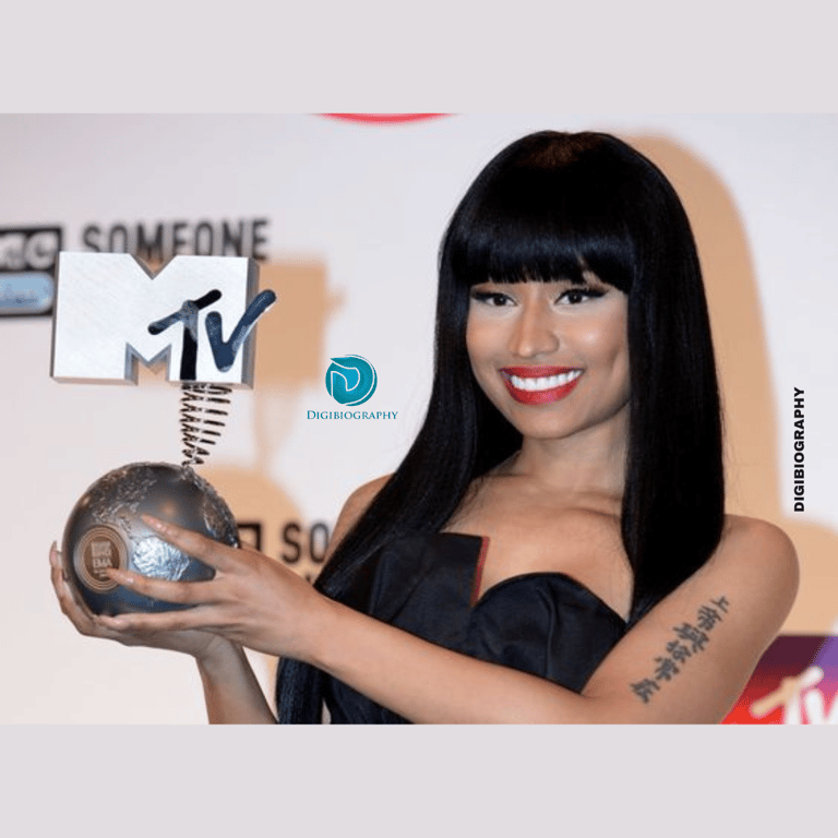 Nicki Minaj takes an mtv award and wears a black dress
