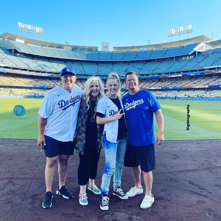 Jessalynn Siwa stands with the family in the middle of the stadium