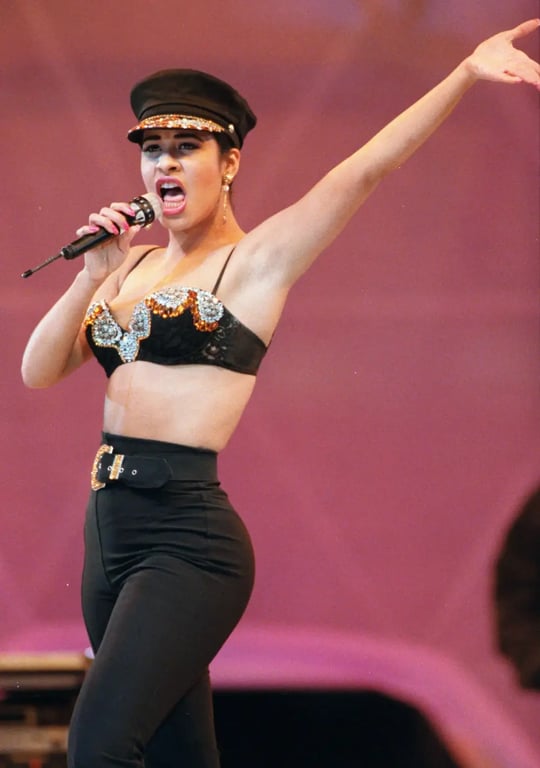 Selena Quintanilla's photo while singing a song in a black outfit