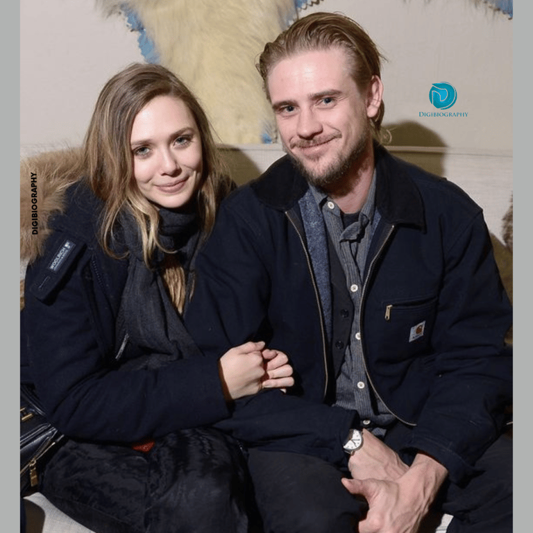 Elizabeth Olsen sitting with her boyfriend 