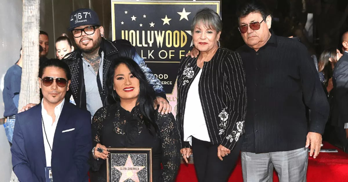 Suzette Quintanilla family  in award show photo 