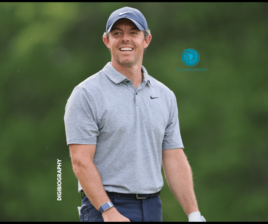 Rory Mcilroy wearing a gray t-shirt and gives a smile