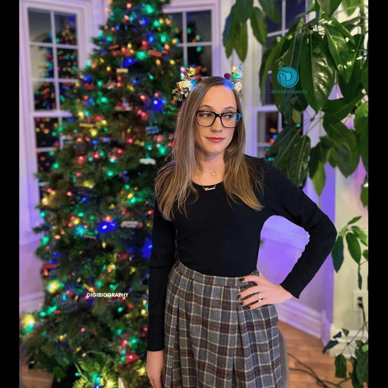 Kat Timpf enjoys in Christmas party and wears a black - grey dress