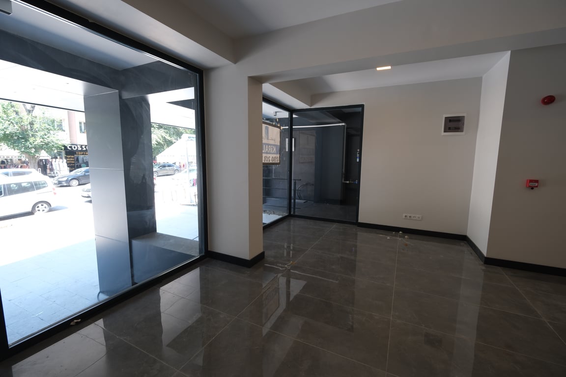 MERTER ANA CADDE'DE CAFE RESTORANTA UYGUN  BAHÇE KULLANIMLI 305 M2  DÜKKAN