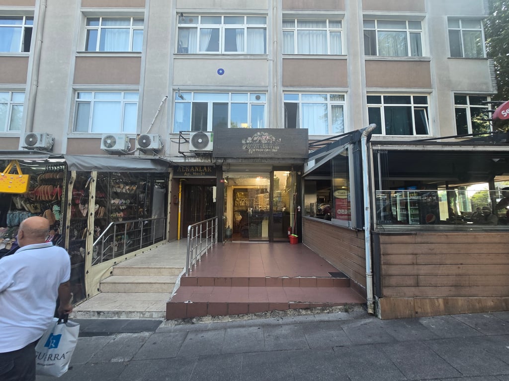 MERTER ANA CADDE / AHMET KUTSİ TECER 'DE İŞLEK NOKTA 'DA  KİRALIK 32 M2 DÜKKAN