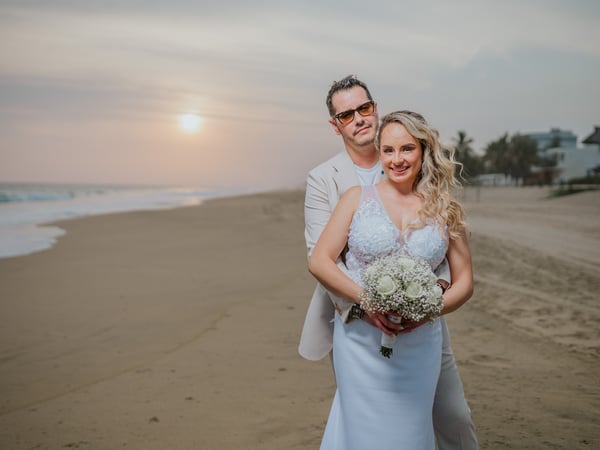 Sesión de fotos de boda en playa de Pie de la Cuesta al atardecer con vista al mar