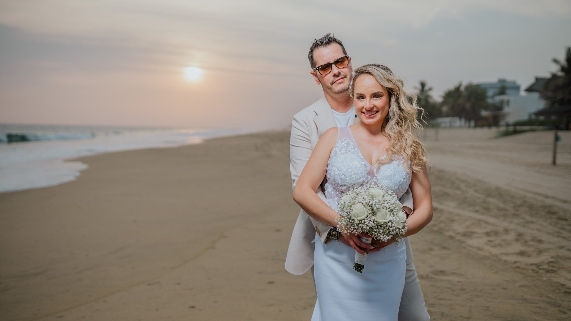 Sesión de fotos de boda en playa de Pie de la Cuesta al atardecer con vista al mar