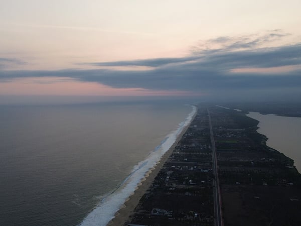 Vista aérea al amanecer de la franja costera de Pie de la Cuesta entre el Pacífico y la laguna