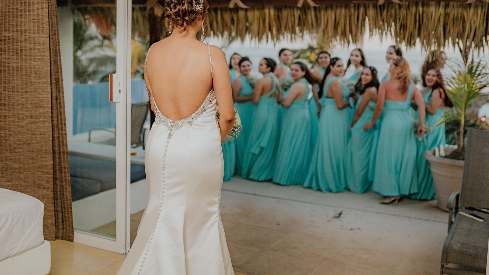Momento previo a ceremonia bajo palapa con damas de honor en vestidos turquesa