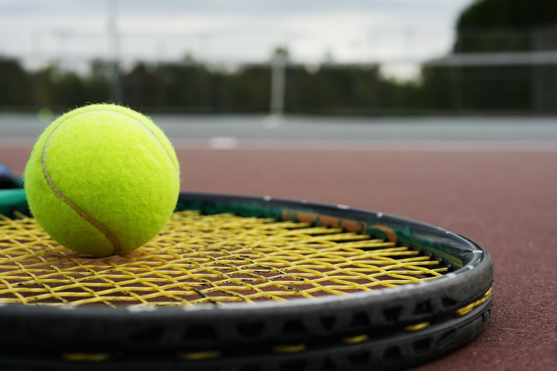 ’s Ochtends op de tennisbaan, ’s avonds de gezelligheid van een Enjoyhotel in Nederland