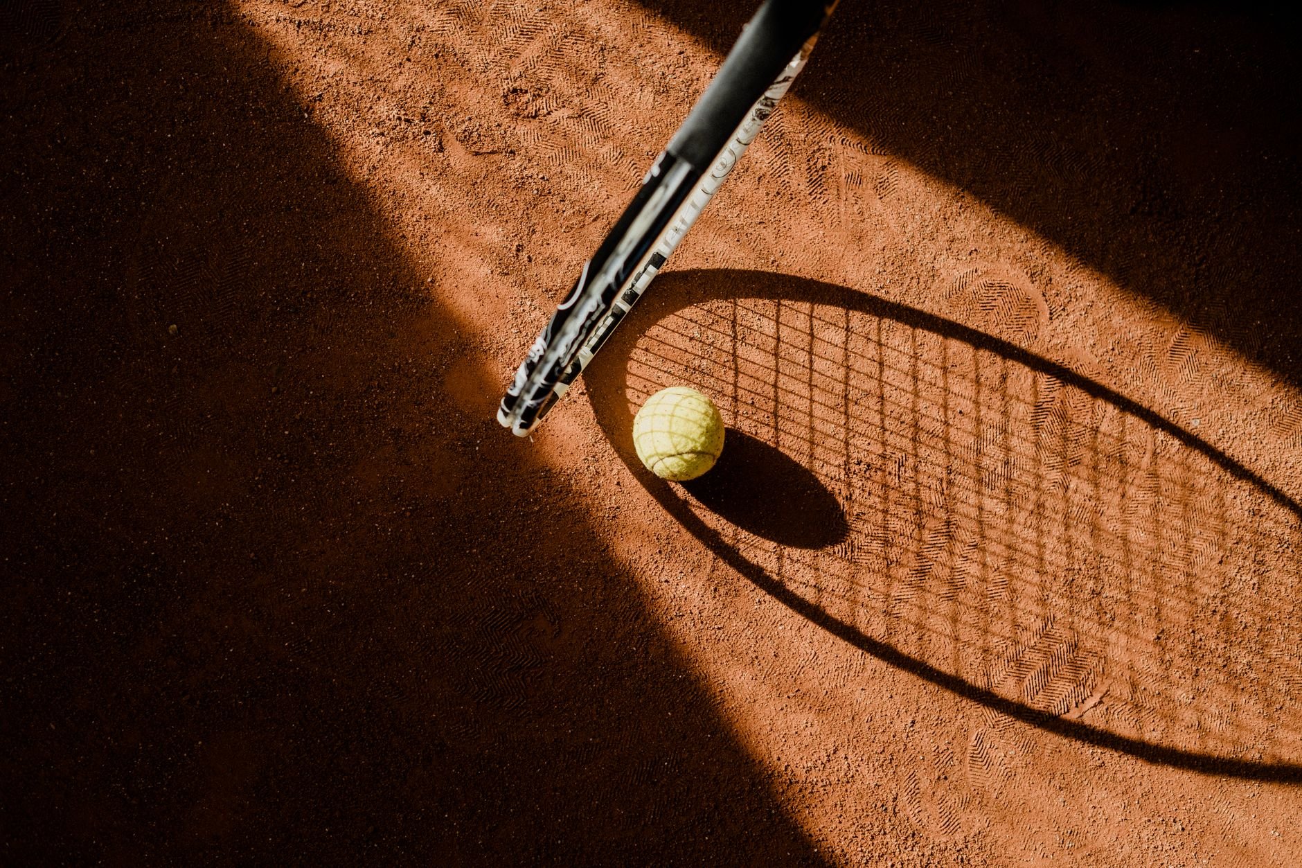 Tennisschläger einpacken, gesellige Urlaubstage genießen – Tennis und Enjoyhotels in Belgien und Frankreich