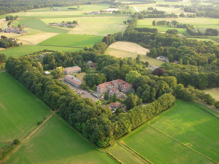 Luchtfoto Enjoyhotel Landgoed Ehzerwold