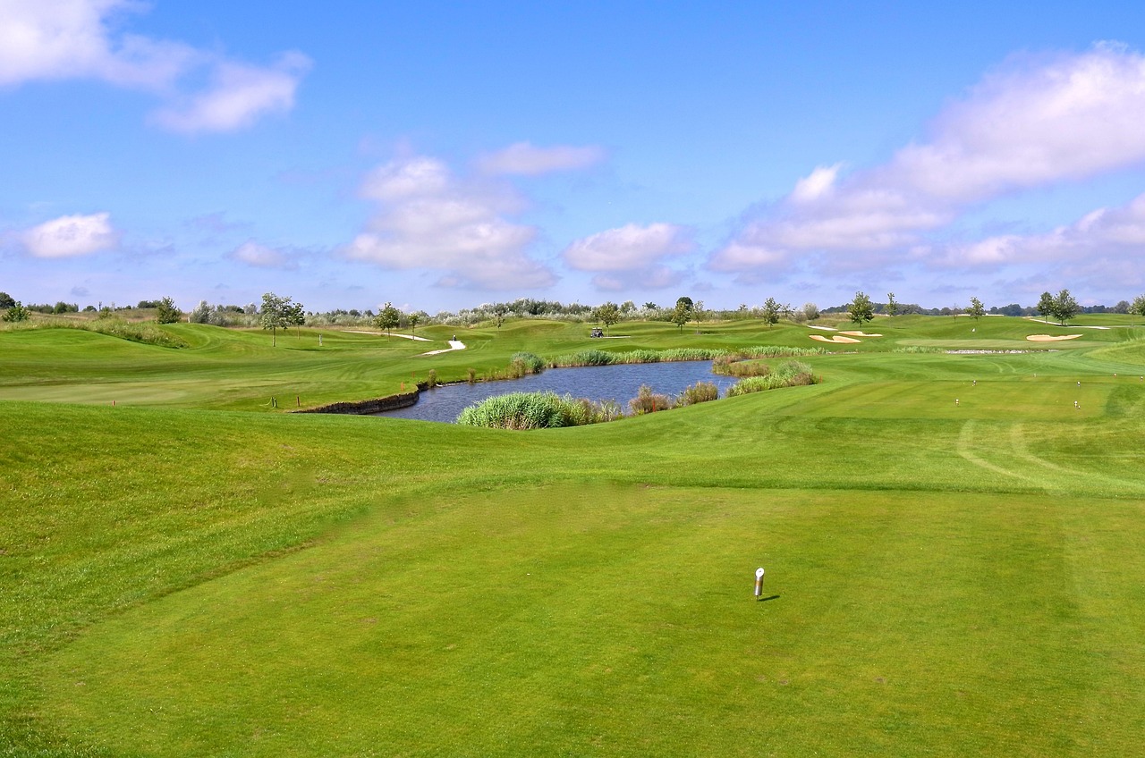 Golfen in Belgien und Frankreich: zwischen frischer Meeresbrise und idyllischen Waldplätzen