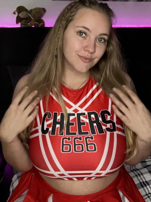 yourcurvyjulie's Avatar