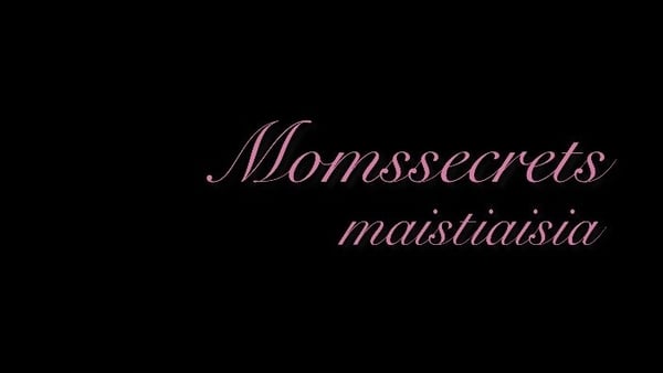 Pink stylized text 'Momssecrets' and 'maistiaisiaisia' on a black background.