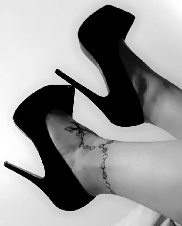 redlipscurvyhips's Header