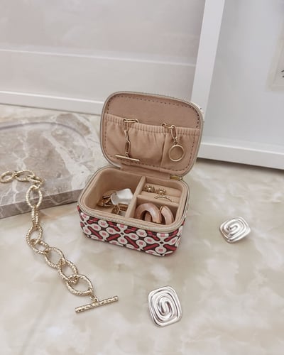 Suzie Jewelry Case - Retro Pink - Lifestyle
