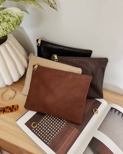 Louie Pouch   - Saddle Black - Lifestyle
