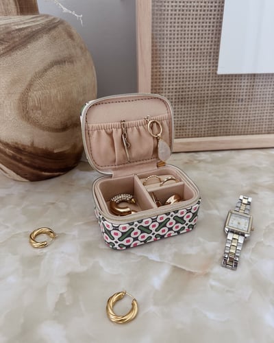 Suzie Jewelry Case - Retro Olive - Lifestyle